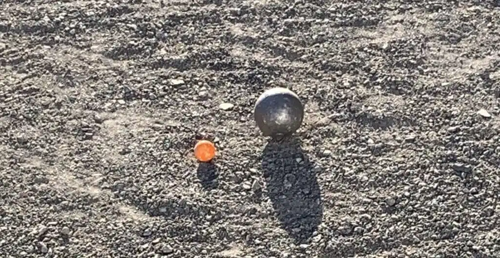 Joli point en pleine partie de pétanque.