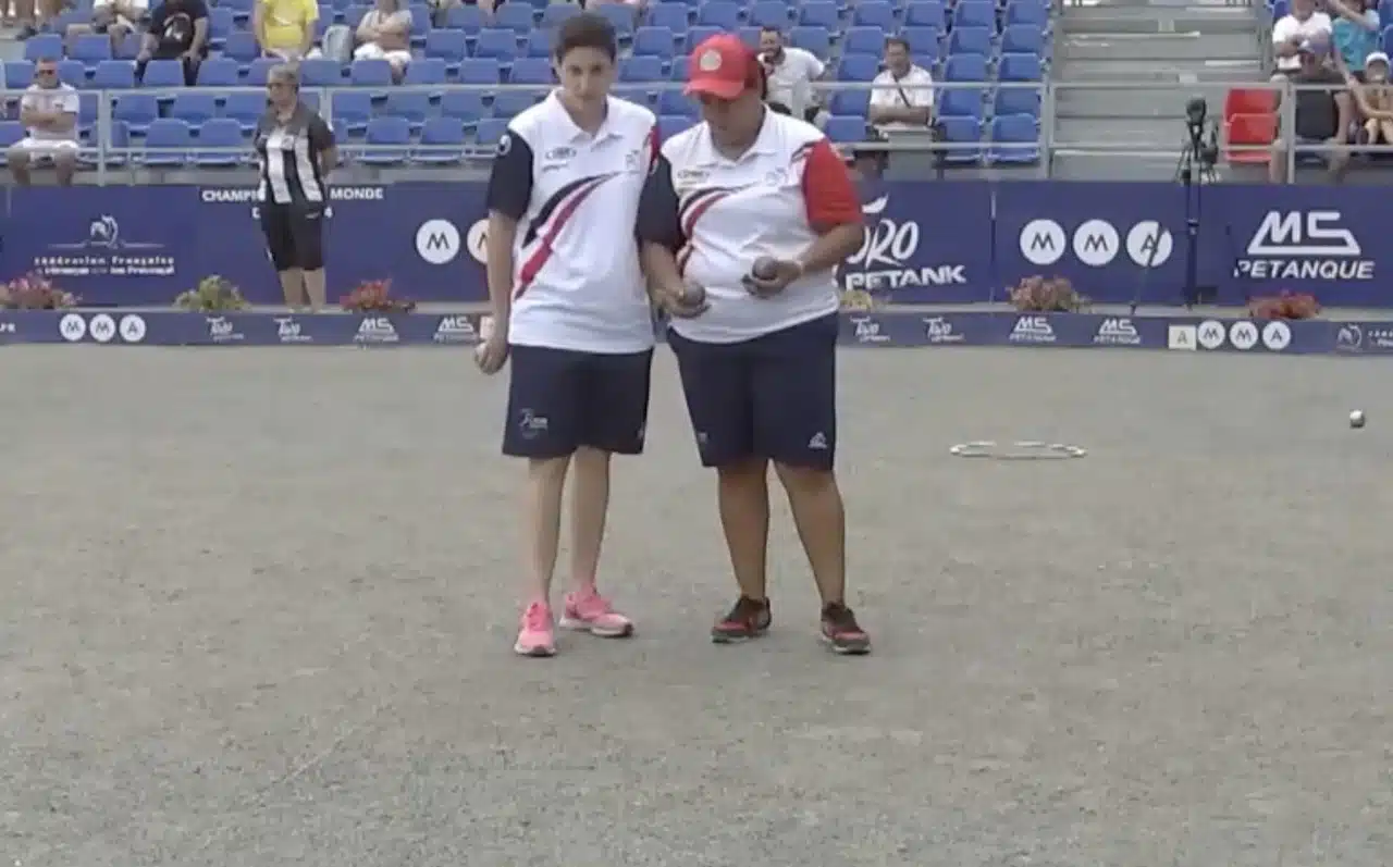 Les championnes de France en titre de pétanque Doublette : Nadège Baussian et Mouna Béji