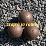 Triplette de boules de pétanque pleine de rouille